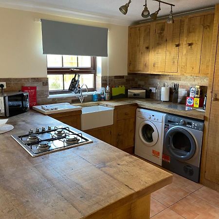 Large, Quiet, Sleeps 16, 4 Bathrooms, Parking, Leicester Eksteriør bilde