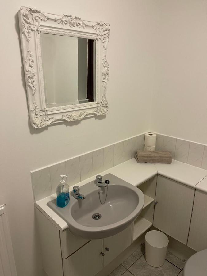 Large, Quiet, Sleeps 16, 4 Bathrooms, Parking, Leicester Eksteriør bilde