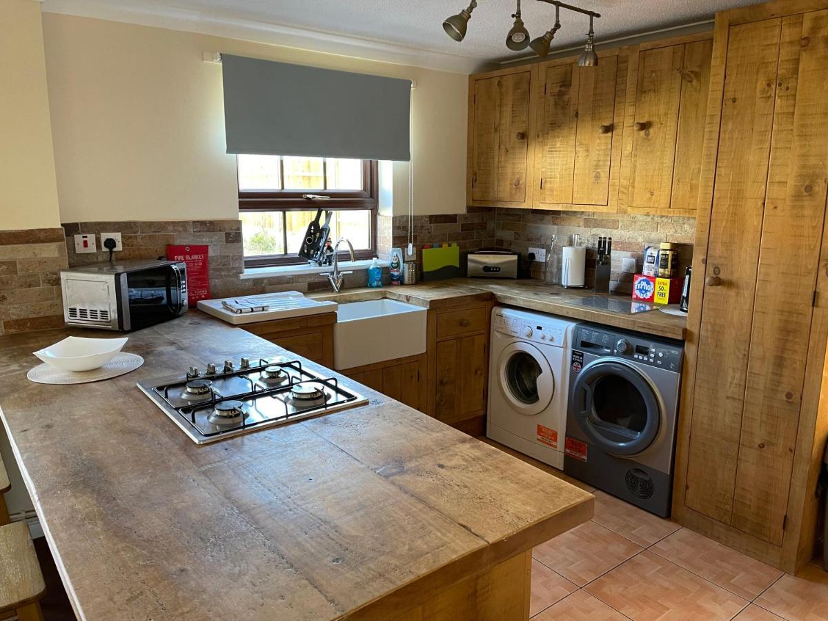 Large, Quiet, Sleeps 16, 4 Bathrooms, Parking, Leicester Eksteriør bilde