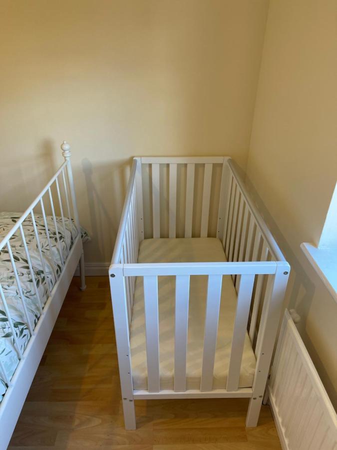 Large, Quiet, Sleeps 16, 4 Bathrooms, Parking, Leicester Eksteriør bilde