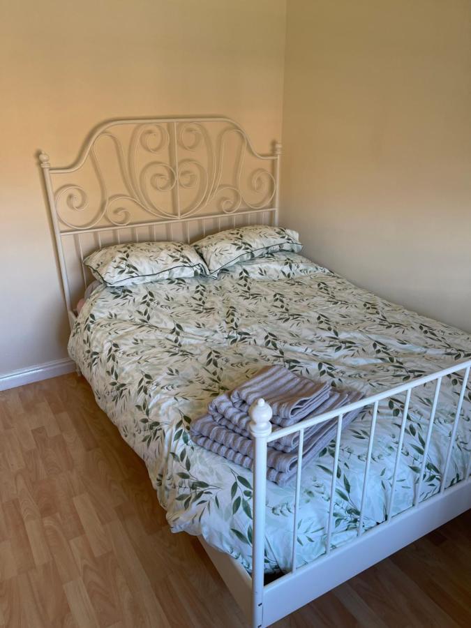 Large, Quiet, Sleeps 16, 4 Bathrooms, Parking, Leicester Eksteriør bilde