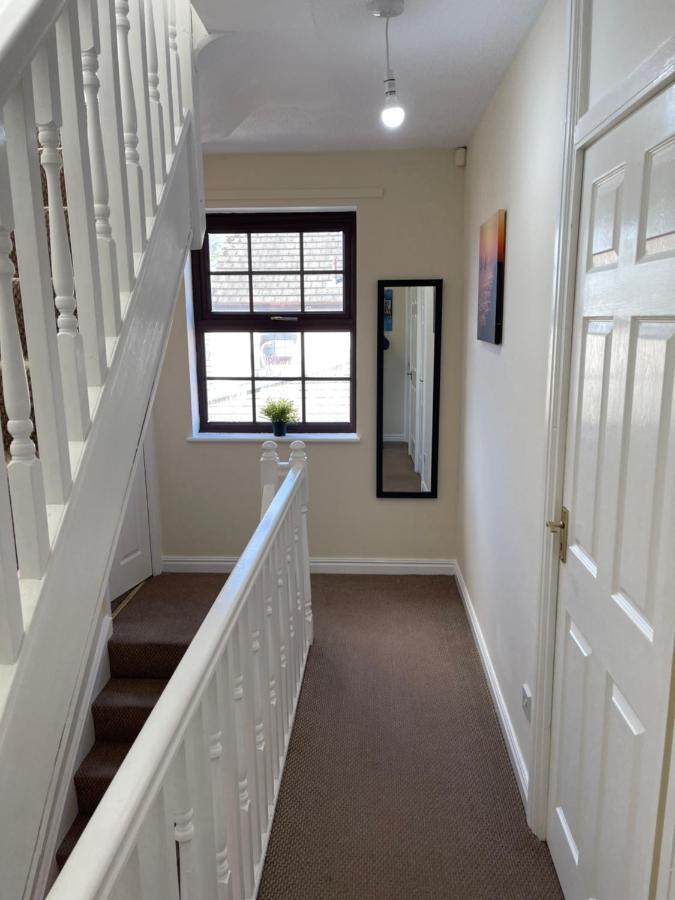 Large, Quiet, Sleeps 16, 4 Bathrooms, Parking, Leicester Eksteriør bilde