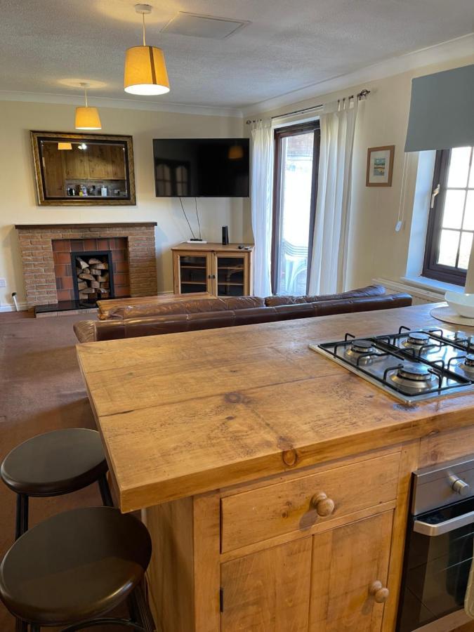 Large, Quiet, Sleeps 16, 4 Bathrooms, Parking, Leicester Eksteriør bilde