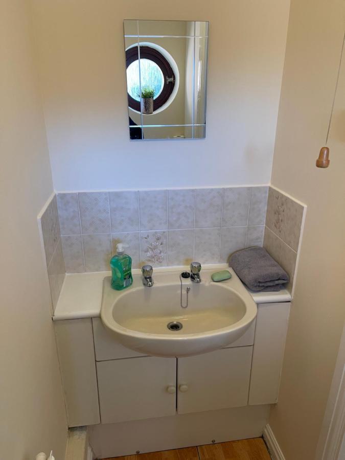 Large, Quiet, Sleeps 16, 4 Bathrooms, Parking, Leicester Eksteriør bilde