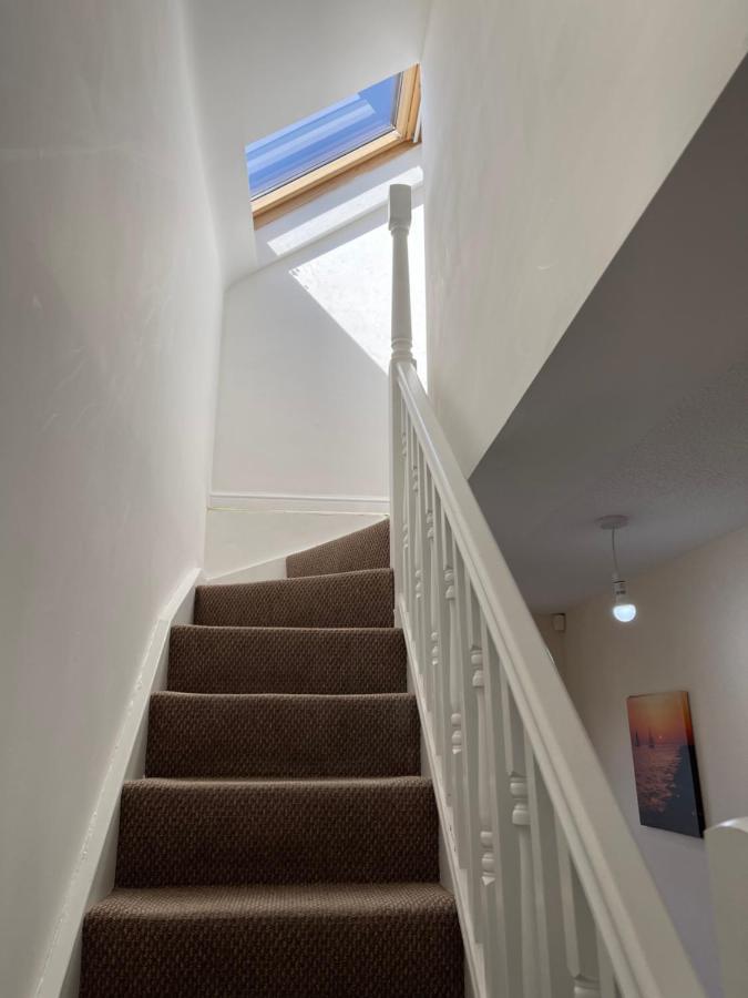 Large, Quiet, Sleeps 16, 4 Bathrooms, Parking, Leicester Eksteriør bilde