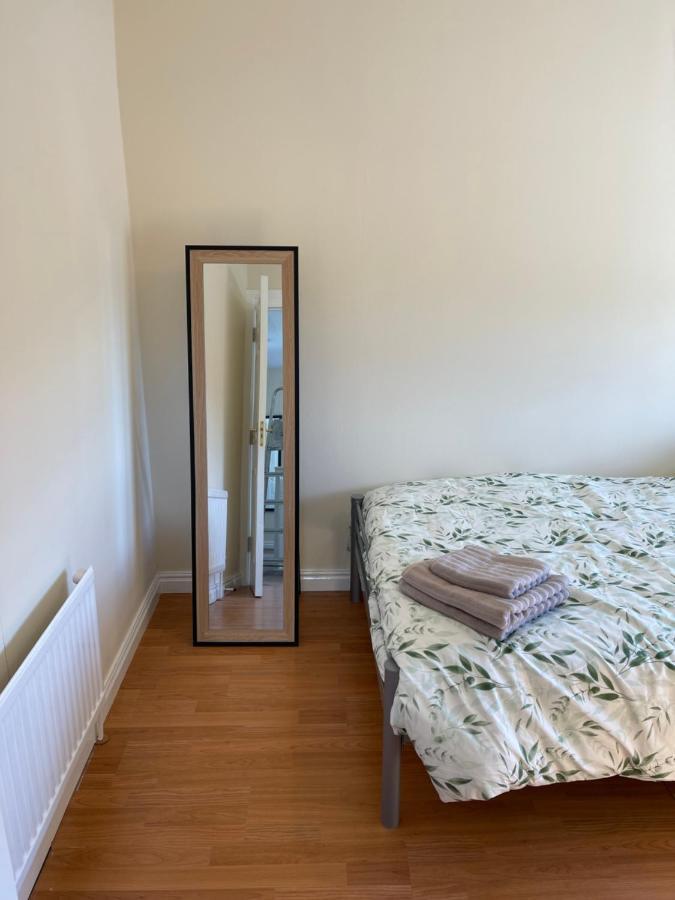 Large, Quiet, Sleeps 16, 4 Bathrooms, Parking, Leicester Eksteriør bilde