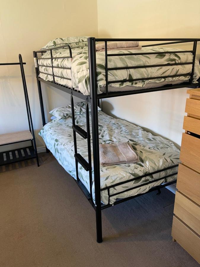 Large, Quiet, Sleeps 16, 4 Bathrooms, Parking, Leicester Eksteriør bilde
