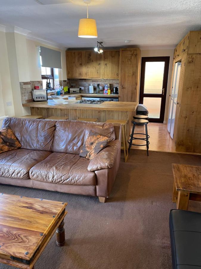 Large, Quiet, Sleeps 16, 4 Bathrooms, Parking, Leicester Eksteriør bilde